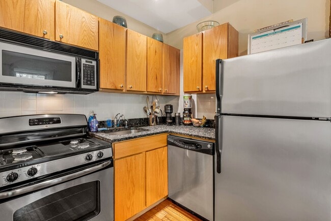 Building Photo - 222 W 71st St