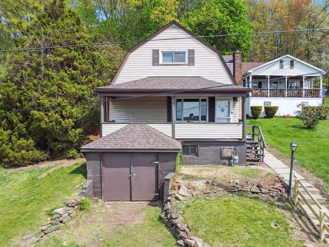 Building Photo - Beautiful 3 bedroom home in Jeannette available July 1!