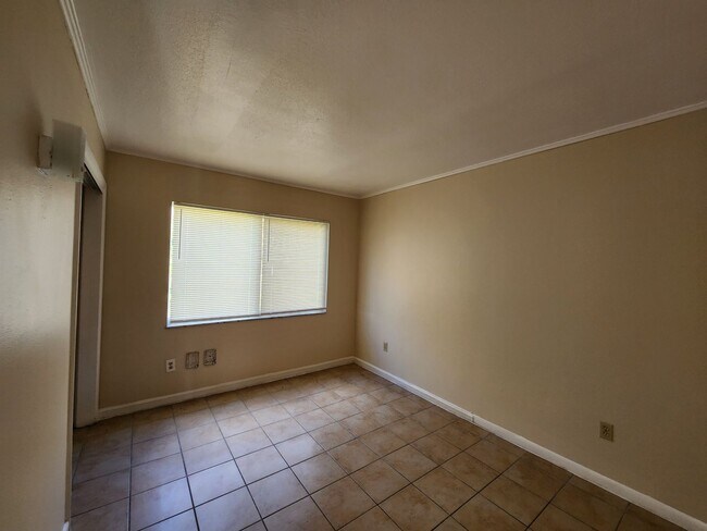 Foto del edificio - 1761 Fowler St