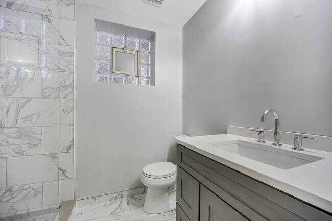 Foto del edificio - 2033 W Huron St