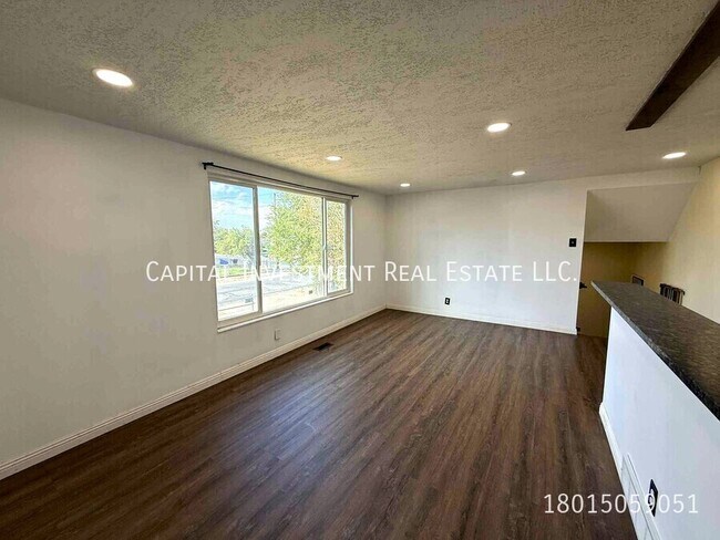 Building Photo - 1102 E Sego Lily Dr