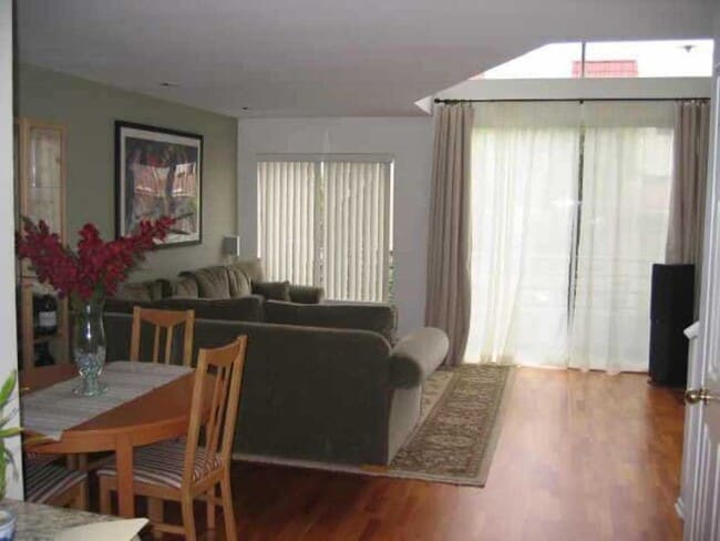 Building Photo - 3 Bed 2.5 Bath in Pacific Beach with laundry and garage!