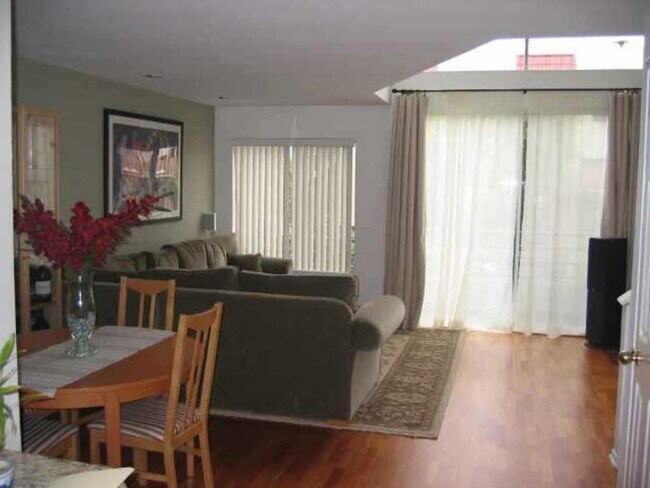 Foto del edificio - 3 Bed 2.5 Bath in Pacific Beach with laundry and garage!
