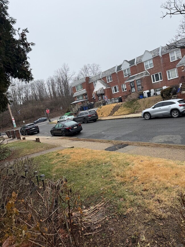 Building Photo - 114 E Colonial St