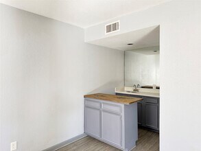 Building Photo - 10721 Sandpiper Dr