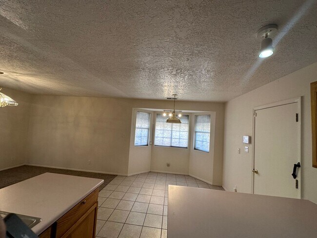 Foto del edificio - 1801 Regency Park Rd SE