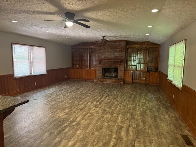 Foto del edificio - 121 Woodland Cir