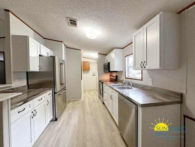 Building Photo - Newly Updated 3 Bedroom Home in Fort Walto...