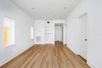 Building Photo - 934 South Ln