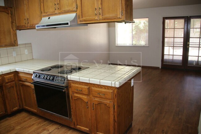 Building Photo - Beautiful home in desirable neighborhood.