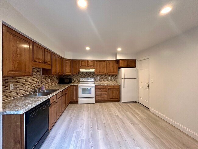 Building Photo - 3069 Lindenwood Dr