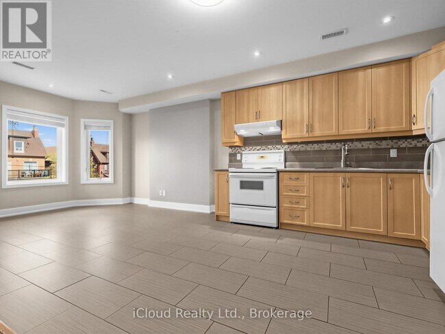 Photo du bâtiment - 1226 Lansdowne Ave
