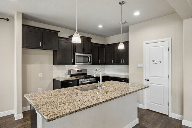 Foto del edificio - You won't believe it, move-in ready 3/2 in the sought after Bridgeview Community.