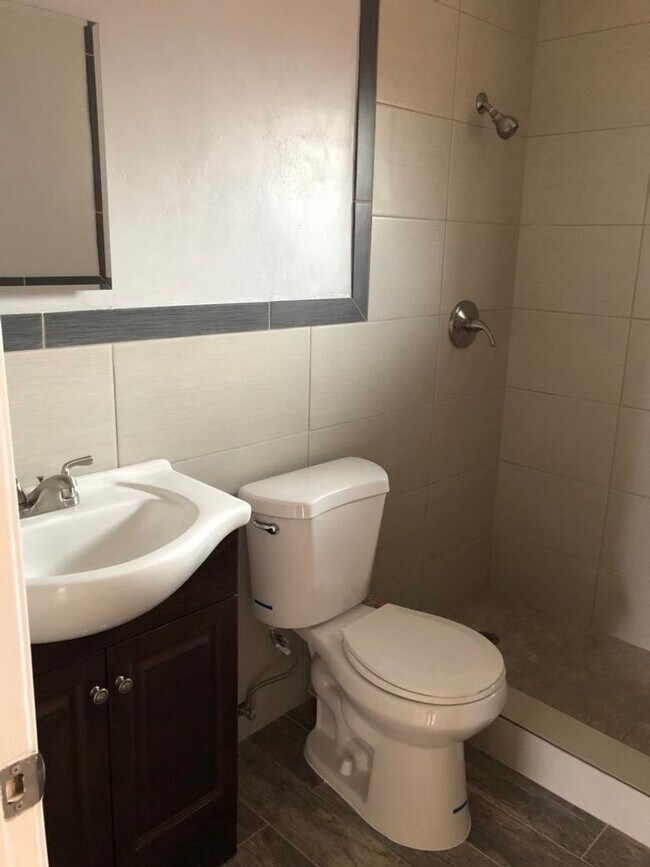 Building Photo - Charming 2 Bedroom IB Duplex Unit