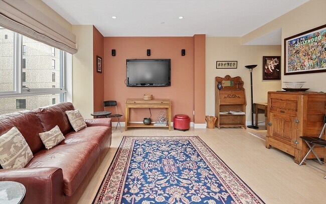 Building Photo - 99-105-105 Broad St