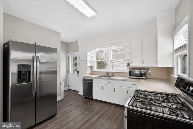 Building Photo - 127 7th Ave