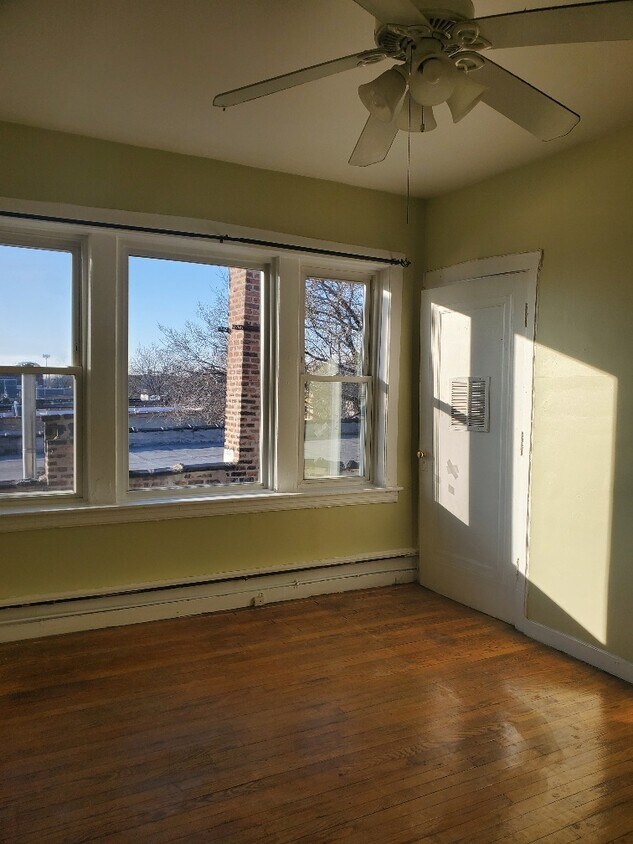 Foto principal - 5131 W Roscoe St