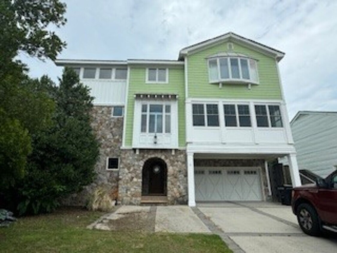 Foto principal - Immaculate 4 bedroom 3.5 bath Home at Nort...