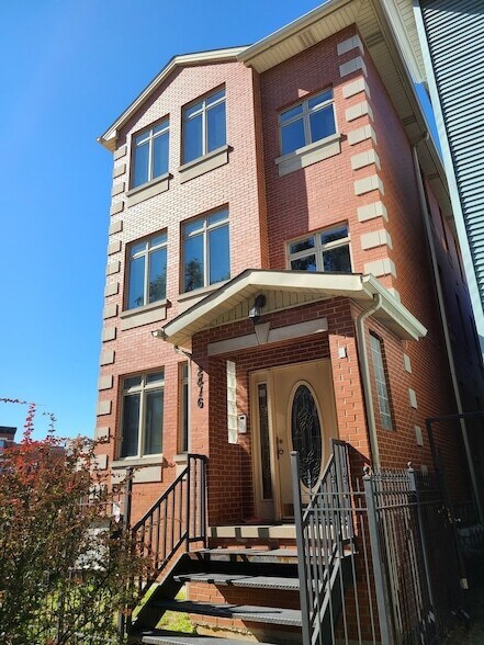 Foto principal - 2416 N Greenview Ave