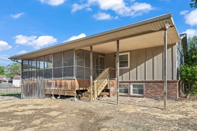 Building Photo - 3 br, 3 bath House - 1905 Twin Oaks Drive