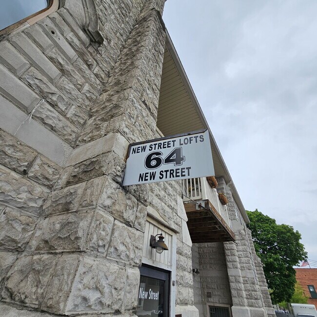 Building Photo - Unique 2 Bedroom Loft with Large living ro...