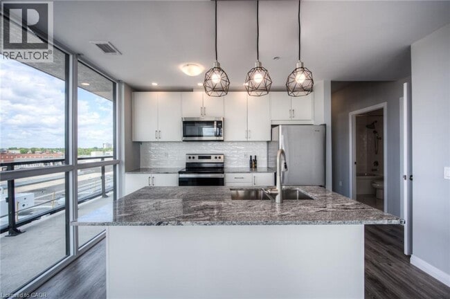 Building Photo - 60 Charles St W