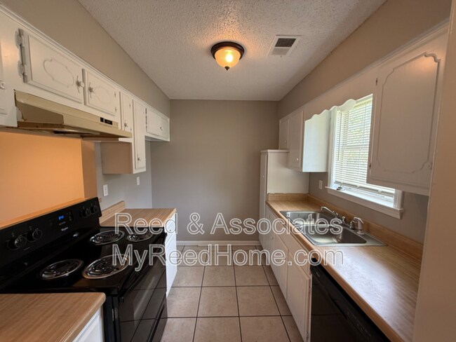 Foto del edificio - 6913 Hillindale Dr