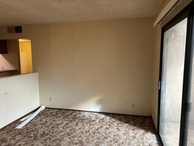 Foto del edificio - **3RD FLOOR CONDO NEAR VIRIGINA LAKE - LAK...