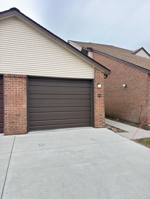 Building Photo - 6619 Ridgefield Cir