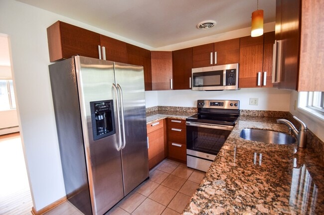Amazing West Hills Condo! W/S/G + Heat inc... - Amazing West Hills Condo! W/S/G + Heat inc...