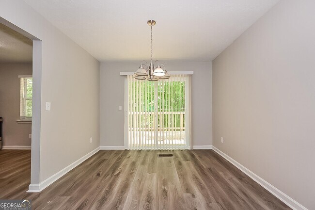Foto del edificio - 6520 Woodford Rd