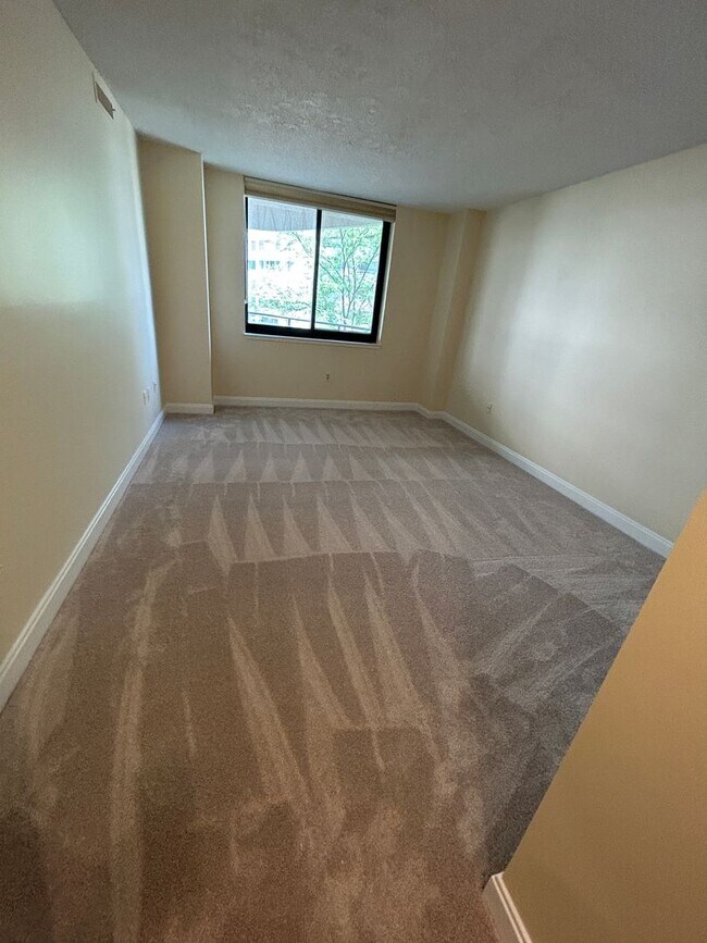 Foto del edificio - Nice One Bed + One Bath in Luxury Secure Doorman Bldg