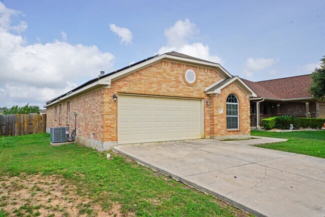 Foto del edificio - Spacious Single-Story Home with Solar Panels - Realtor Commission: $500