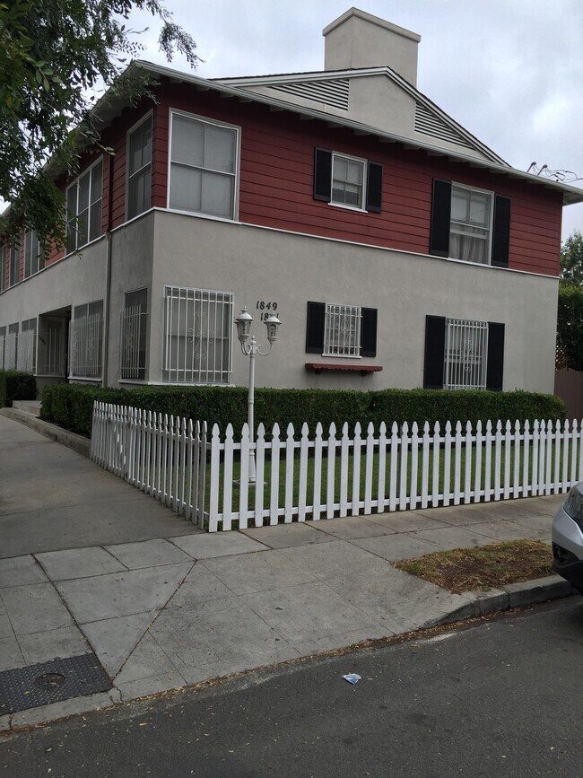 Building - 1849 N Mariposa Ave