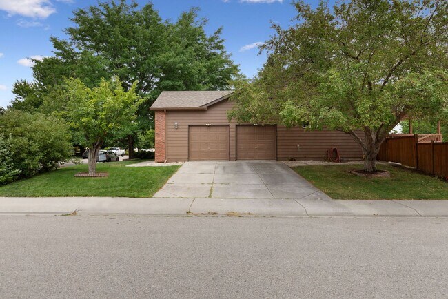 Foto del edificio - 5 Bedroom home in Huntington Hills