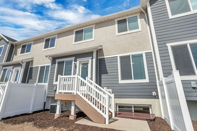 Building Photo - Dog Friendly Exchange Townhome