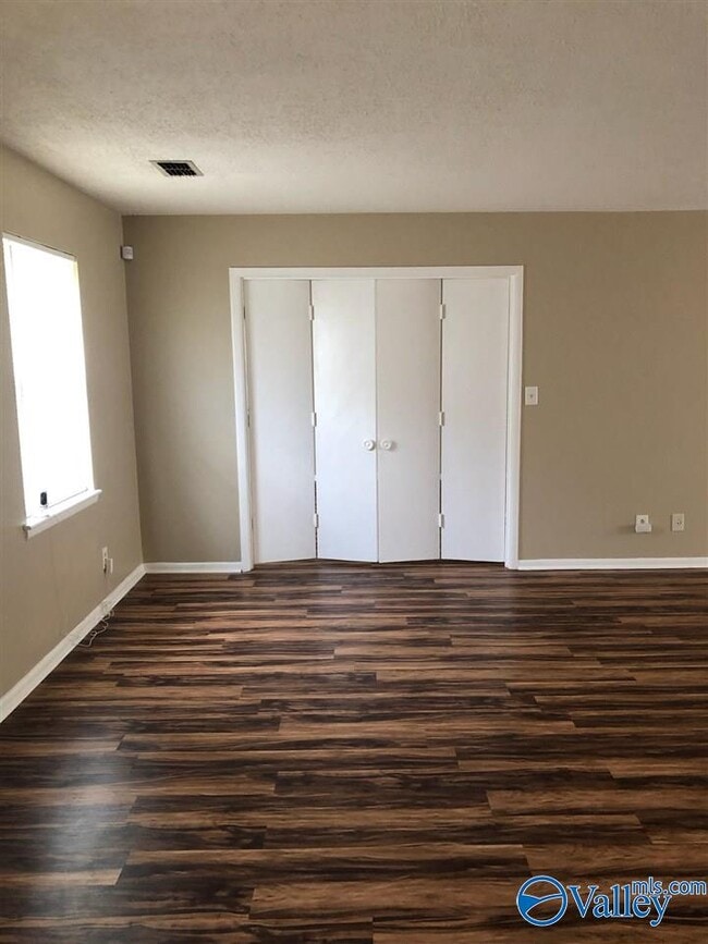 Building Photo - 8204 Willowbrook Cir SE