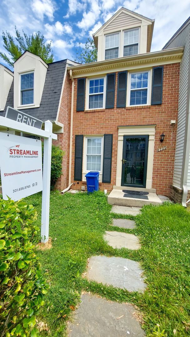 Building Photo - Beautifully Renovated 3 Bed, 3.5 Bath Town...