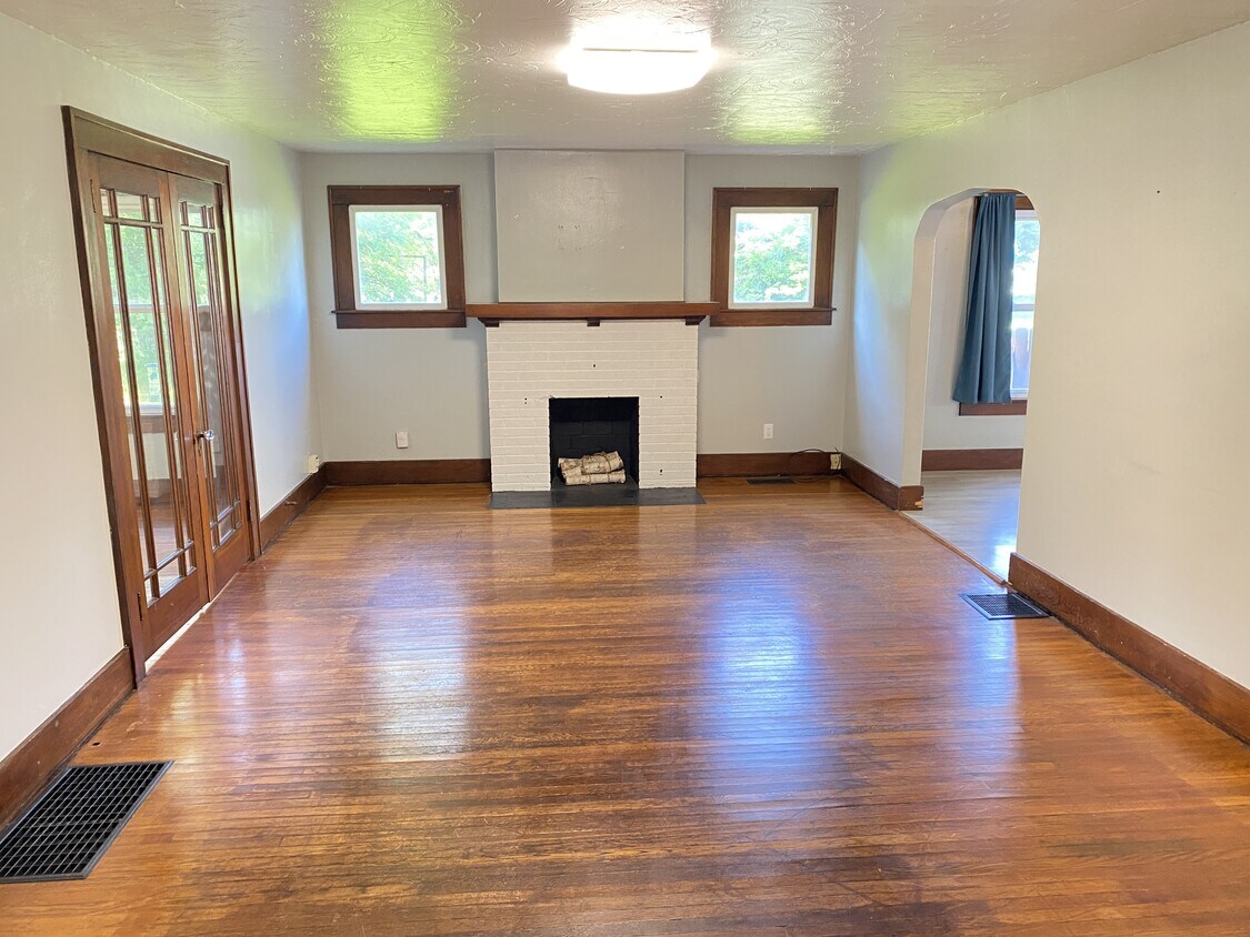 Primary Photo - 317 N Madriver St