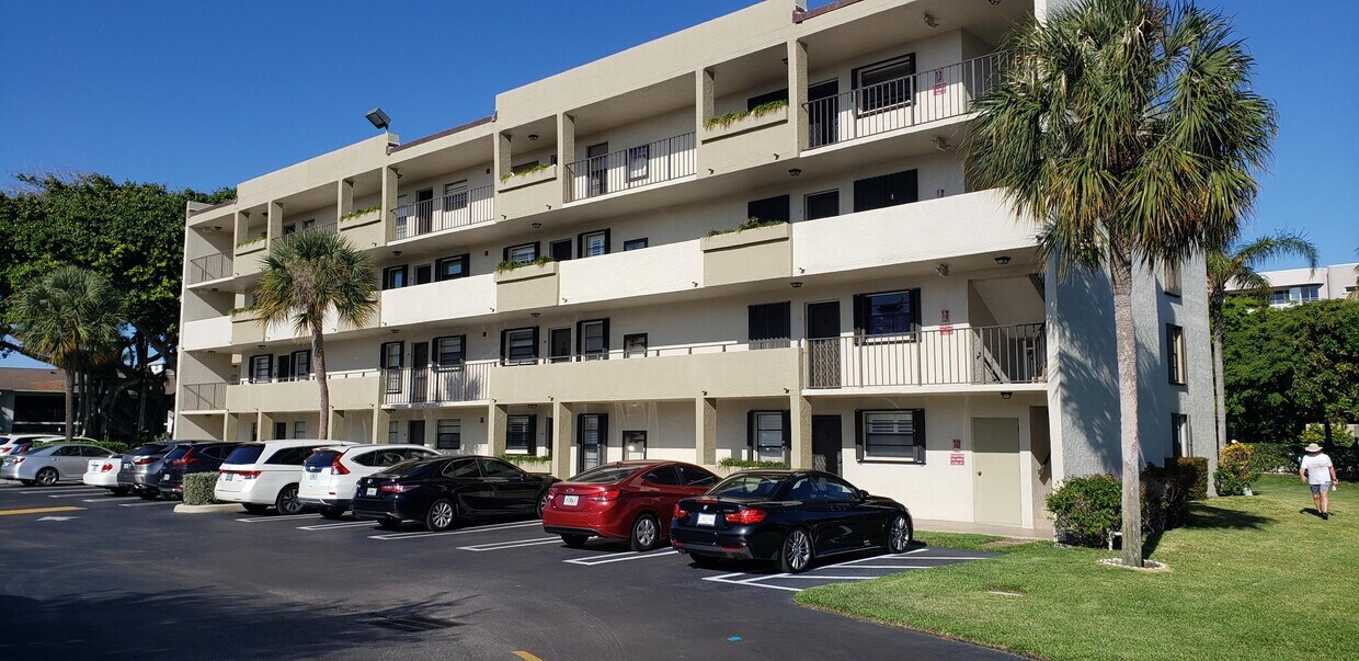 Primary Photo - 555 Banyan Tree Ln