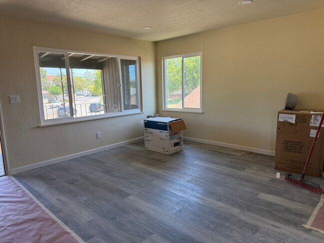 Building Photo - VACANT DOWNTOWN APARTMENT REDONE TO THE 10'S!!!