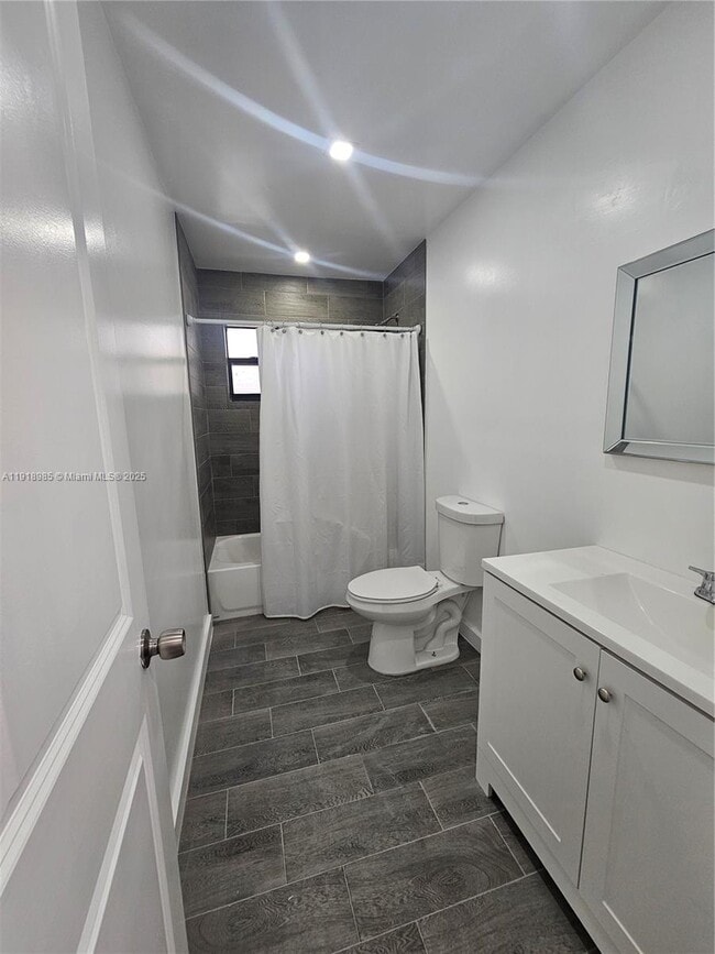 Foto del edificio - 1371 NE 144th St