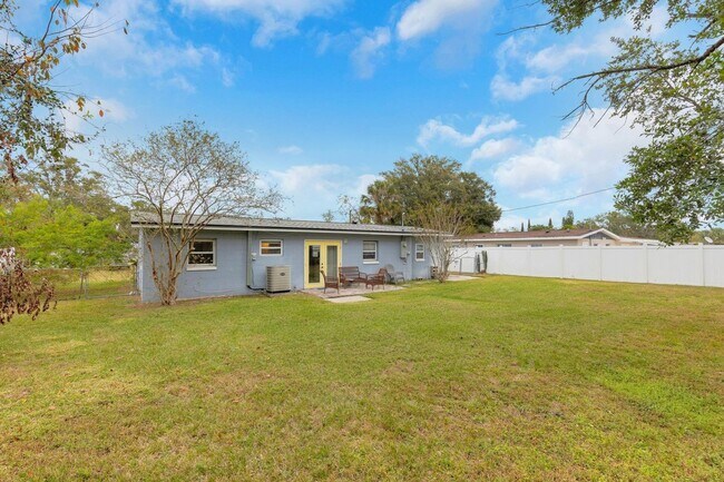 Building Photo - Charming 3-Bedroom, 2-Bathroom Single Fami...