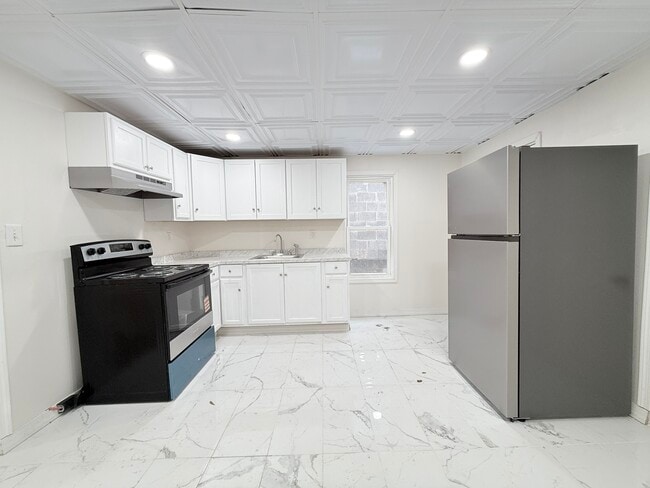 Building Photo - 210-212 Center Ave