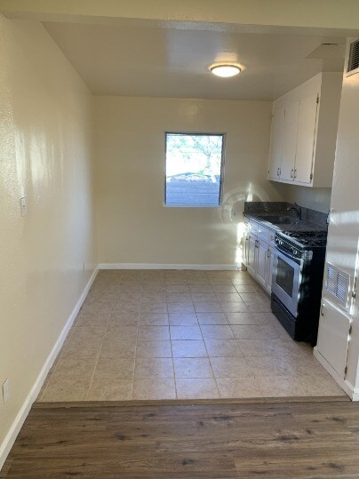 Foto del edificio - CHARMING 2-BEDROOM APARTMENT WITH NEW LAMI...