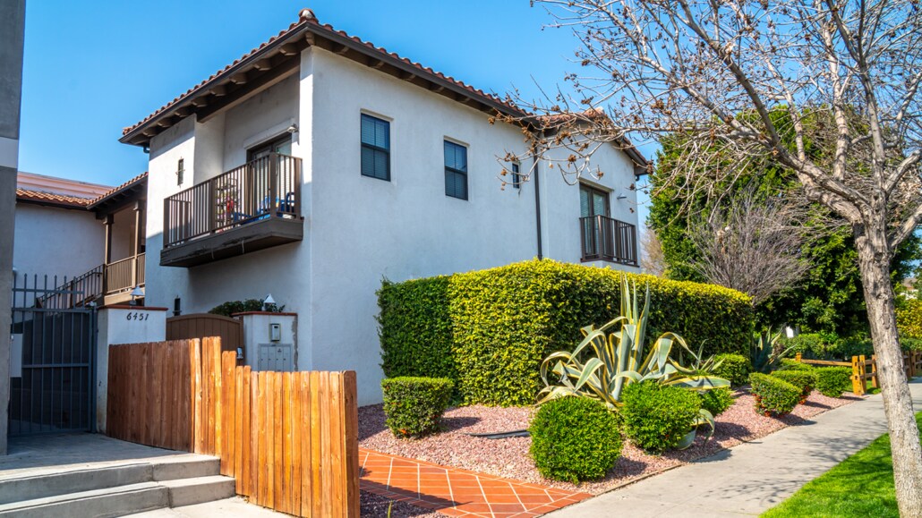 Foto principal - 6451 Woodley Ave