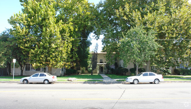 Building Photo - 5936-5944 Hazeltine Ave