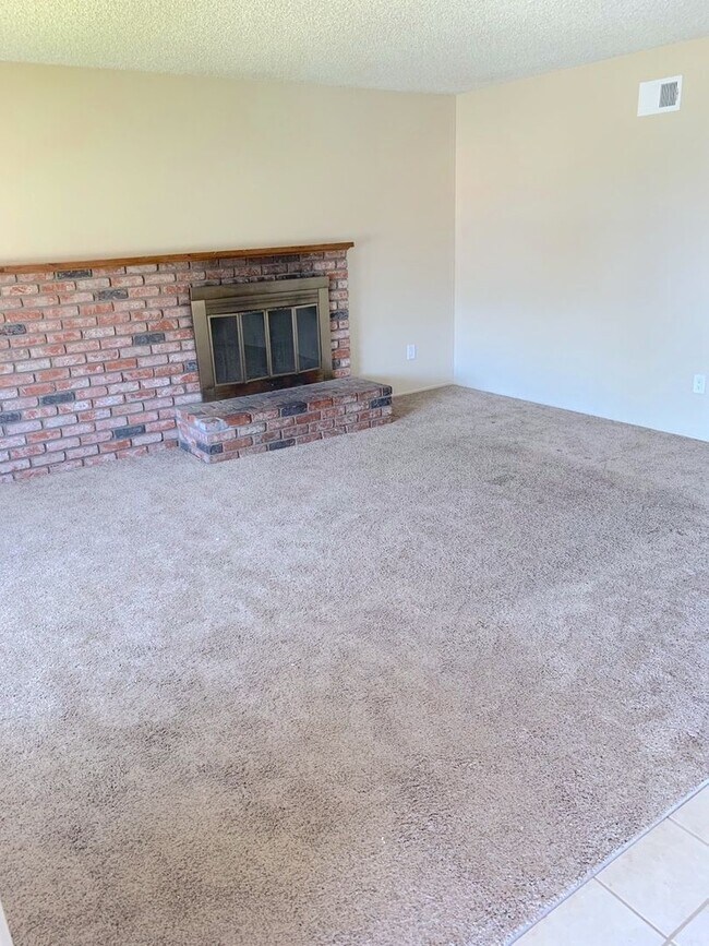 Building Photo - Polished Gem Inside! 4BR w/ Garage & Yard!