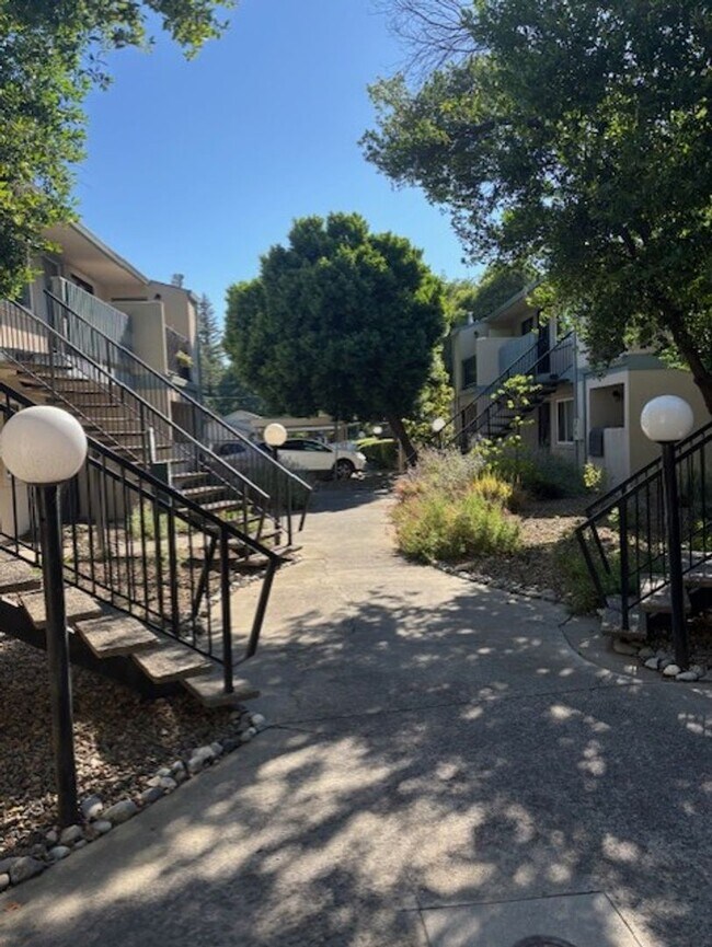 Foto del edificio - 1412 N Cherry St