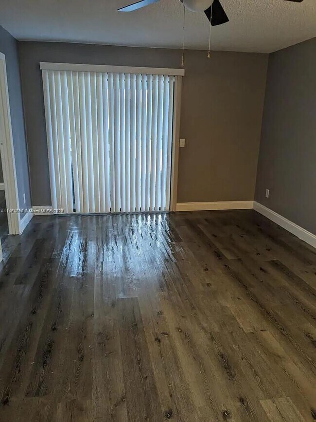 Foto del edificio - 617 Ixoria Ave